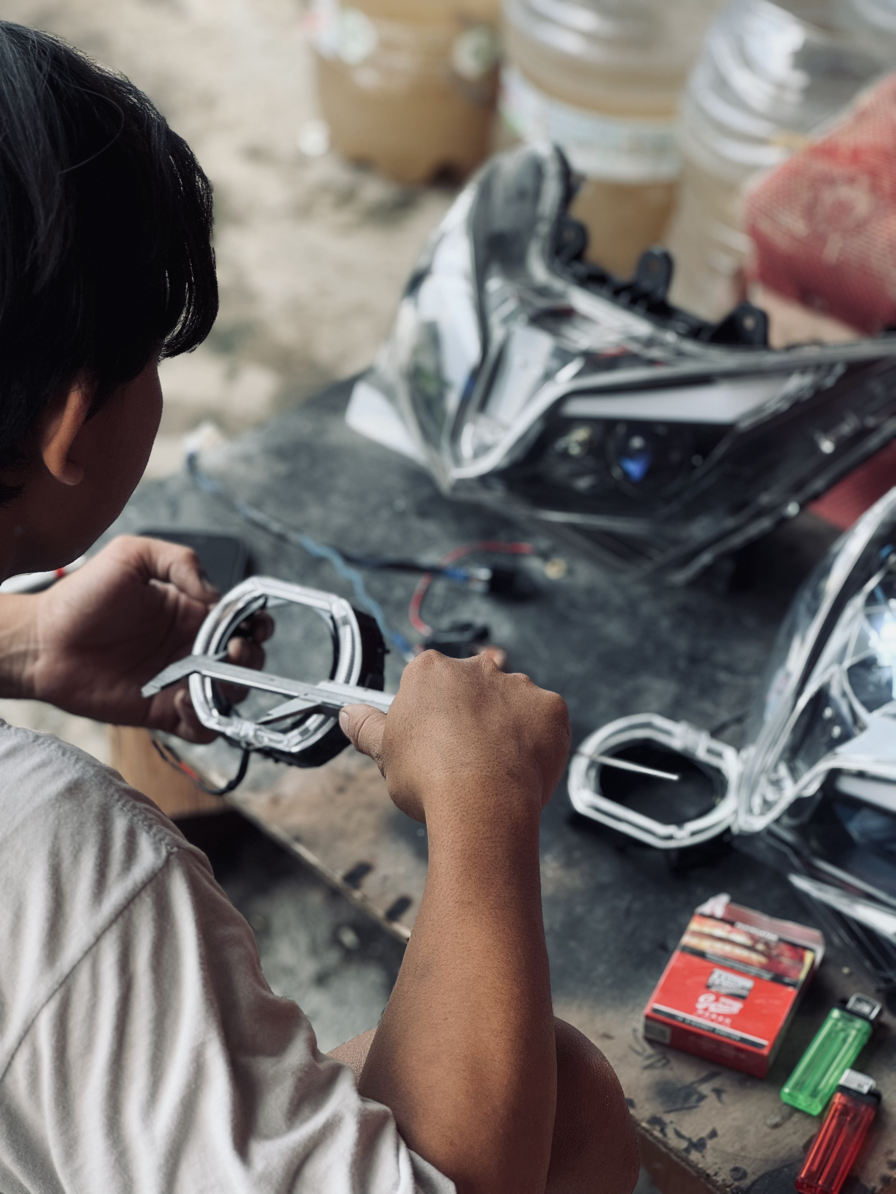 Pemasangan Biled dan modifikasi lampu motor di WRT Garage