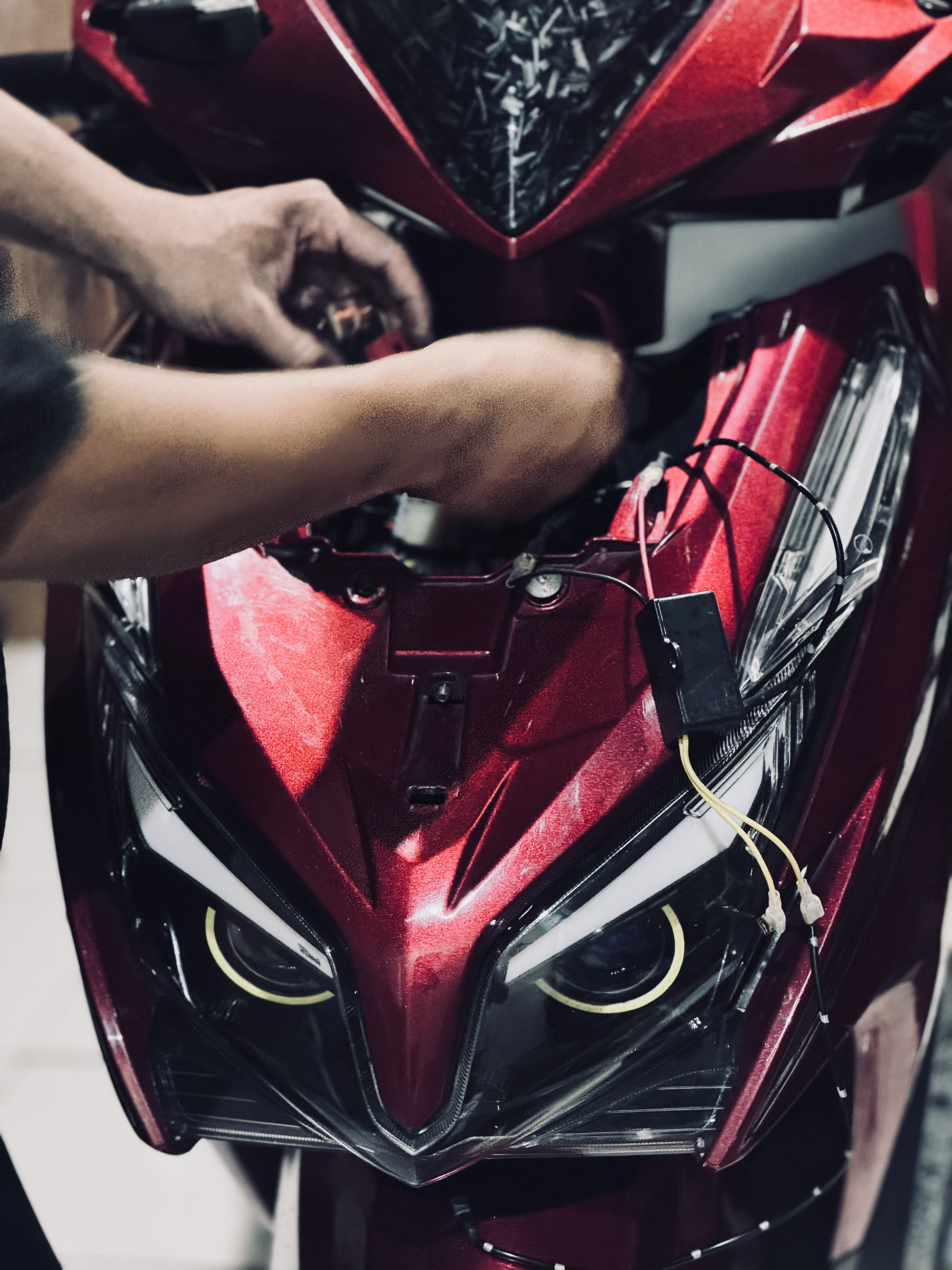 Pemasangan lampu Biled Bi-LED motor dan mobil di WRT Garage Surabaya