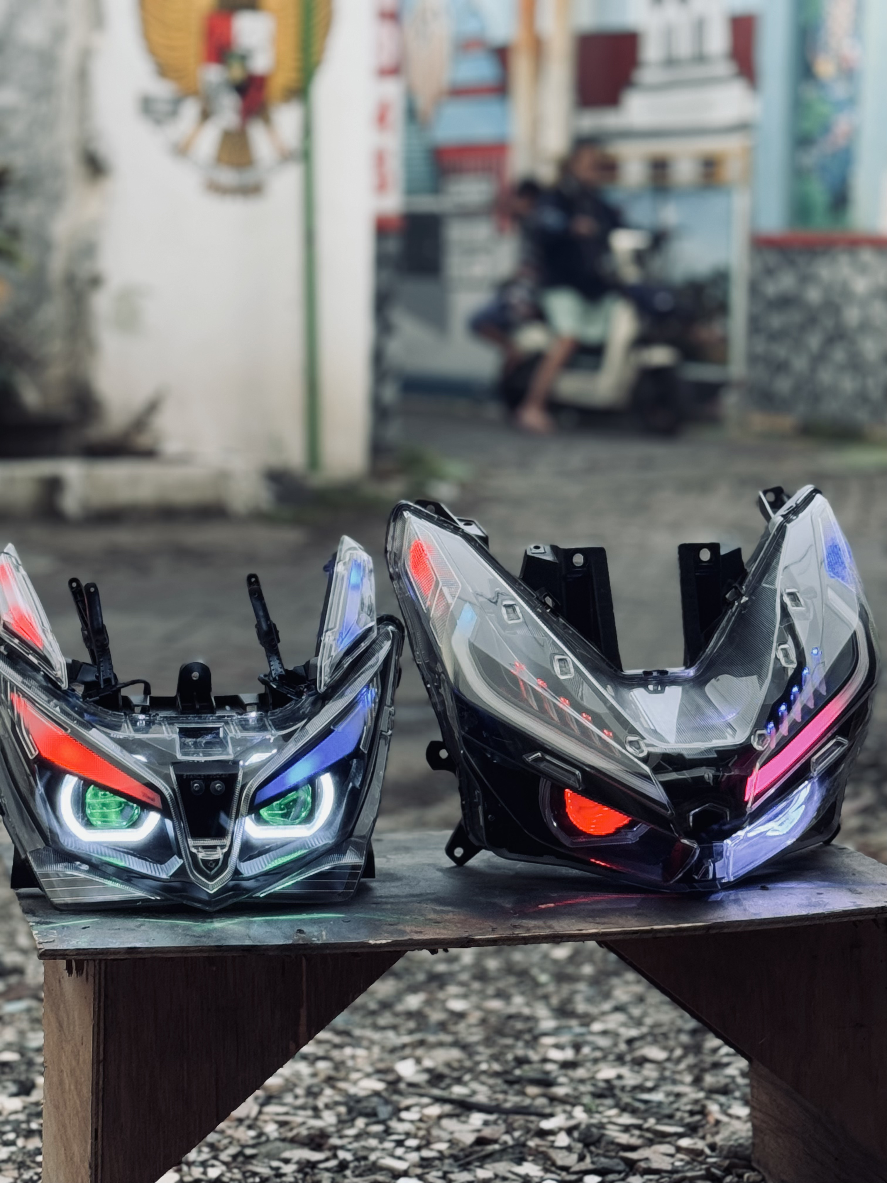 Custom Lazy Eyes lampu motor tampilan sporty futuristik di WRT Garage