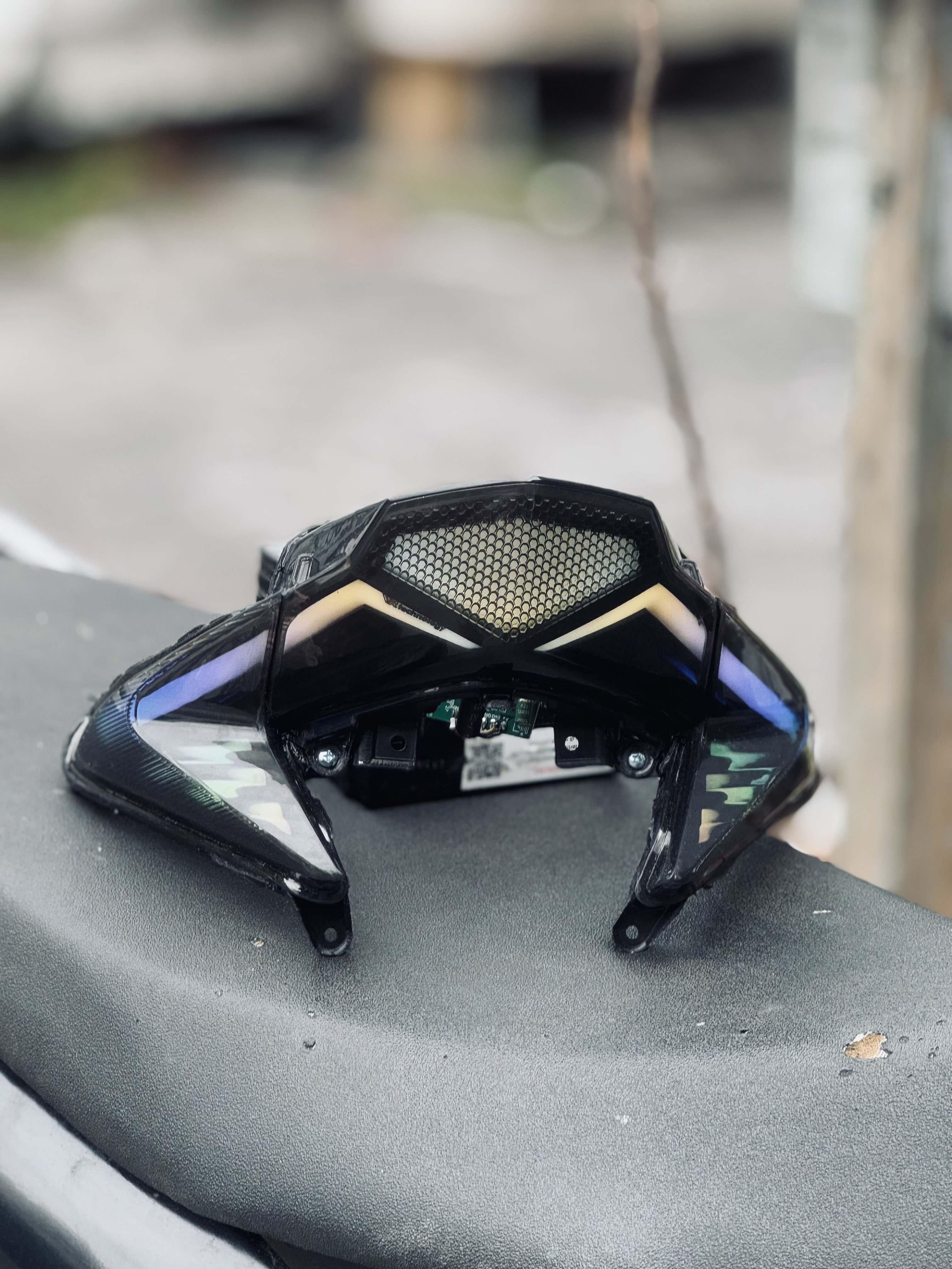 Pemasangan custom stoplamp lampu rem motor di WRT Garage Surabaya